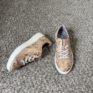 Clarks Layton Pace Sneaker Rose Gold Suede Camo Metallic 8.5 M Comfort Shoe